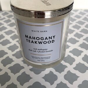 White Barn Mahogany Teakwood Candle - Silver and White 8oz. D 3/12 by H 4 in.